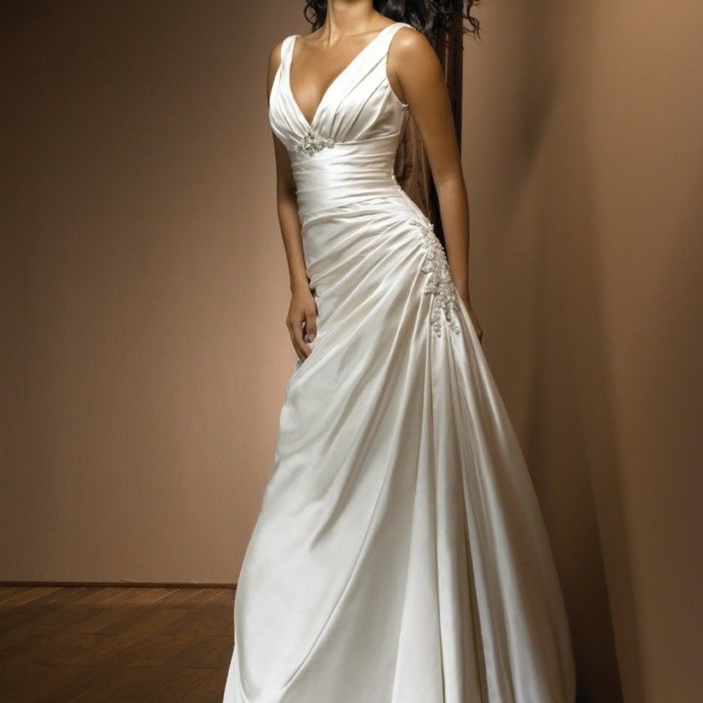Allure Bridal V Neck Wedding Dress 8